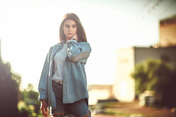 Ropa Casual Chica Hipster Retrato Verano Ciudad Joven Turista Pasea — Foto de Stock