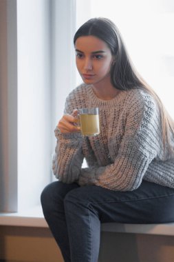 Pencerenin arkasında sabah çayı içen güzel bir kadın. Yeni bir günün zorluğu. Boşluğu kopyala