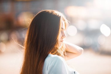 Şehir caddesinde güzel bir turist kız. Muhteşem genç model kadın, açık hava portresi. Modaya uygun kıyafetler.. 
