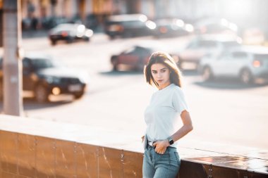 Şehir caddesinde güzel bir turist kız. Muhteşem genç model kadın, açık hava portresi. Modaya uygun kıyafetler.. 