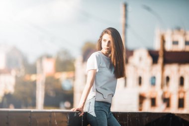 Şehir caddesinde güzel bir turist kız. Muhteşem genç model kadın, açık hava portresi. Modaya uygun kıyafetler.. 