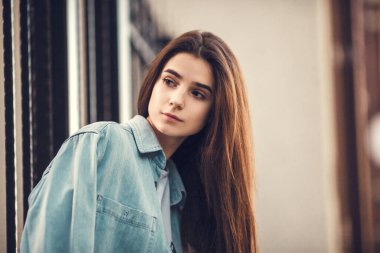 Hippi kız gündelik kıyafetleri. Summer City portresi. Genç turist kadın kasabada yürüyor.