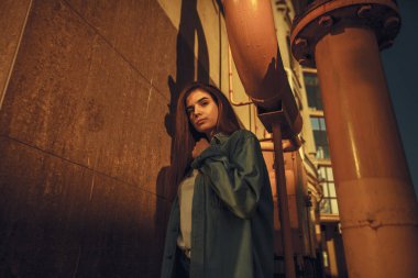 Moda hippisi havalı kız şehir sokaklarında rahatlıyor. Düşünceli bayan hippi modeli. Yaz çökmüş portresi