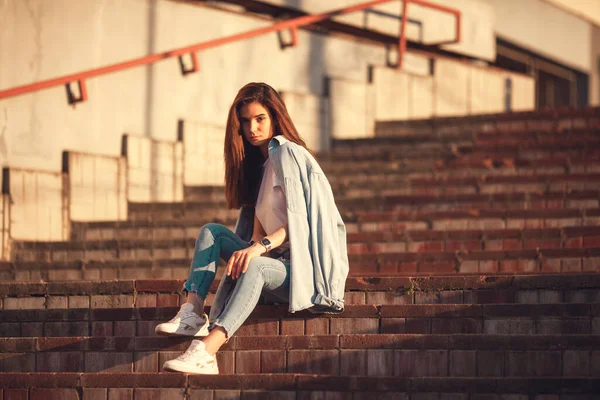 Mode Hipster Cool Meisje Ontspannen Straat Pensief Vrouwelijk Hipster Model — Stockfoto