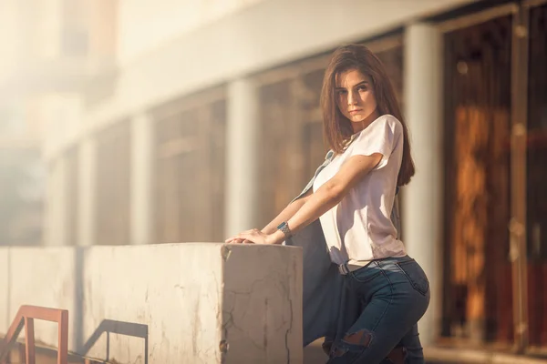 Mode Hipster Cool Meisje Ontspannen Straat Pensief Vrouwelijk Hipster Model — Stockfoto