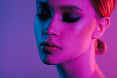 Moda renkli makyaj portresi. Güzel model kız. Neon ışıkları stüdyo kadını yakın plan portresi