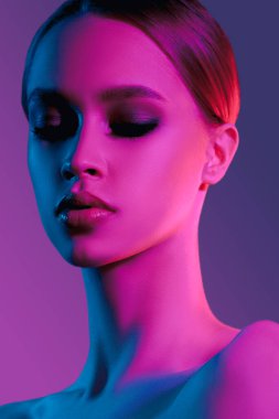 Moda renkli makyaj portresi. Güzel model kız. Neon ışıkları stüdyo kadını yakın plan portresi