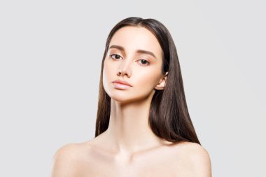 Yakından bir güzellik portresi. Çekici bir genç kadın. Temiz, taze, mükemmel cilt. Kozmetik çıplak makyaj