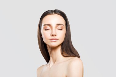 Yakından bir güzellik portresi. Çekici bir genç kadın. Temiz, taze, mükemmel cilt. Kozmetik çıplak makyaj