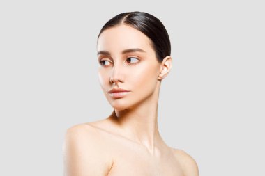 Güzel bir kadın stüdyo resmine yakından bakıyor. Genç ve çekici bir kız. Mükemmel cilt.