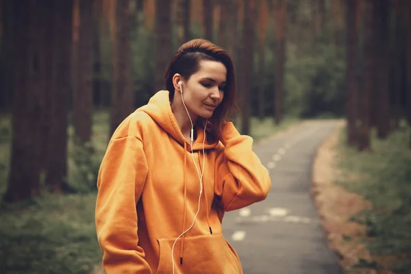 Hipster Attraktiv Flicka Parken Med Hörlurar Vacker Kvinna Lyssnar Musik — Stockfoto