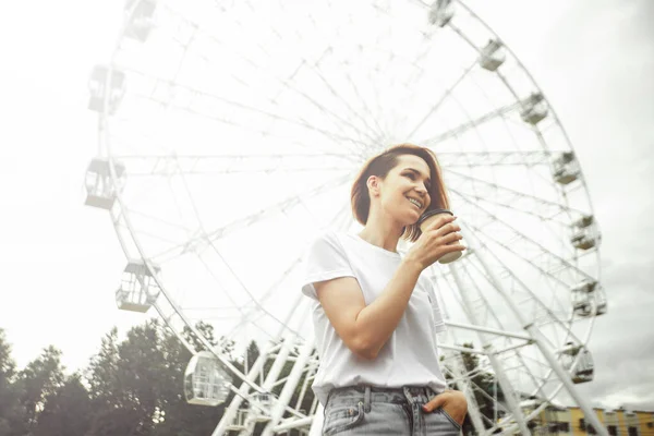 Mode Hipster Cool Meisje Ontspannen Straat Pensief Vrouwelijk Hipster Model — Stockfoto