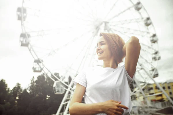 Miasto Portret Modnej Młodej Dziewczyny Outdoor Relaksujący Modny Model Kobieta — Zdjęcie stockowe