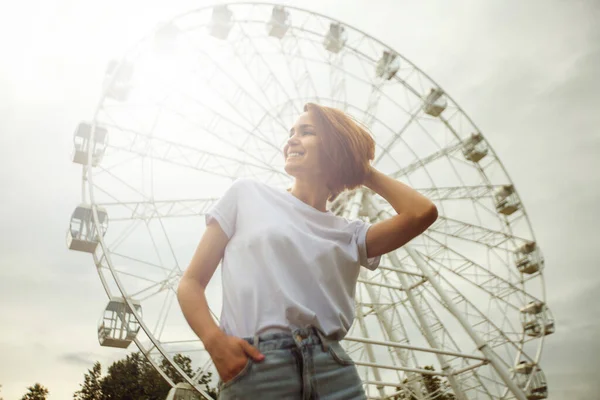 Mode Hipster Cool Tjej Koppla Stadens Gata Pensiv Kvinnlig Hipstermodell — Stockfoto