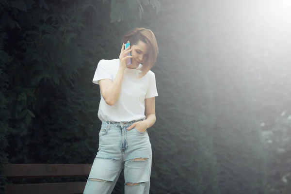Hipster Mädchen Freizeitkleidung Sommerstadt Porträt Junge Touristin Spaziert Durch Die — Stockfoto