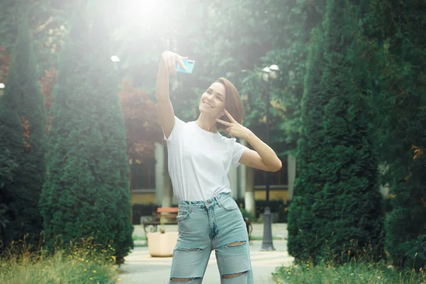 Hipster Flicka Vardagskläder Sommarstadsporträtt Ung Turist Kvinna Promenader Stan — Stockfoto