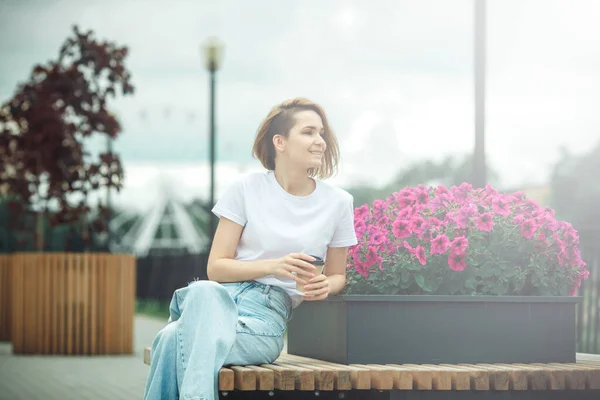 Mode Hipster Cool Tjej Koppla Stadens Gata Pensiv Kvinnlig Hipstermodell — Stockfoto