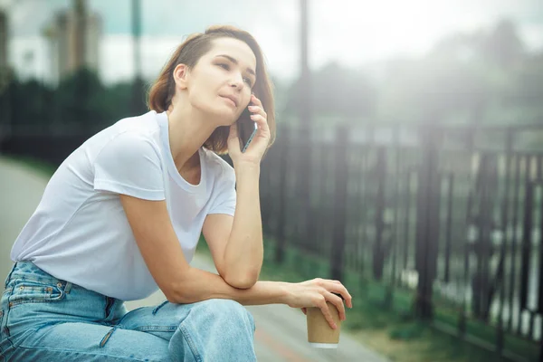 Sommar Solig Livsstil Mode Porträtt Ung Snygg Hipster Kvinna Går — Stockfoto