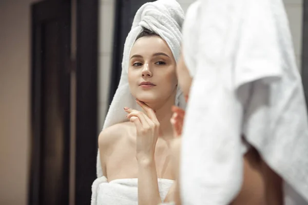Mladá Žena Koupelně Zrcadlem Koncepce Péče Pleť — Stock fotografie