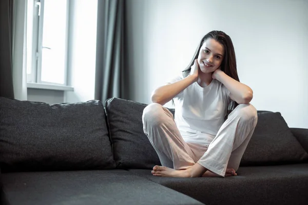 Jeune Femme Assez Relaxante Sur Canapé Dans Salon Style Décontracté — Photo