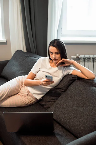 Jovem Mulher Com Laptop Moderno Sentado Sofá Casa Menina Feliz — Fotografia de Stock