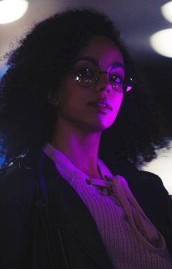 Genç, kıvırcık, Afro-Amerikan kızın portresi. Gece şehir ışıkları. Neon aydınlatması