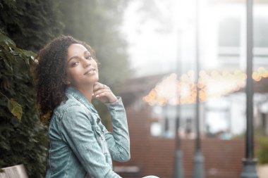 Çekici esmer kız portresi. Şehirli hippi genç kadın sokakta yürüyor.