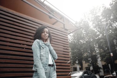 Çekici esmer kız portresi. Şehirli hippi genç kadın sokakta yürüyor.