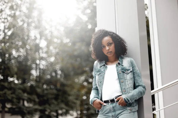 Mulatto Svart Lockig Tjej Gatan Solig Sommarstad Ung Kvinna Denim — Stockfoto