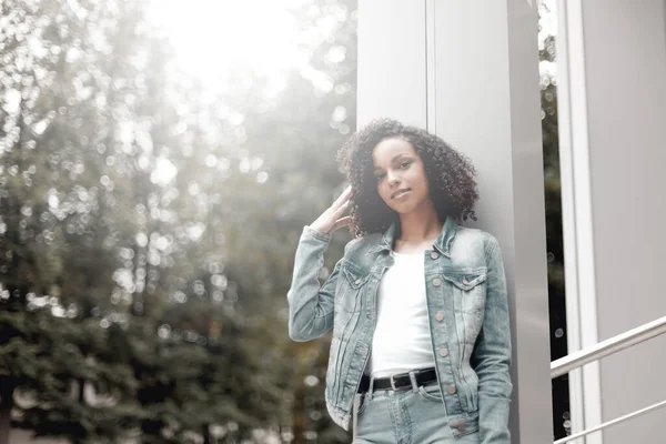 Mulatto Svart Lockig Tjej Gatan Solig Sommarstad Ung Kvinna Denim — Stockfoto