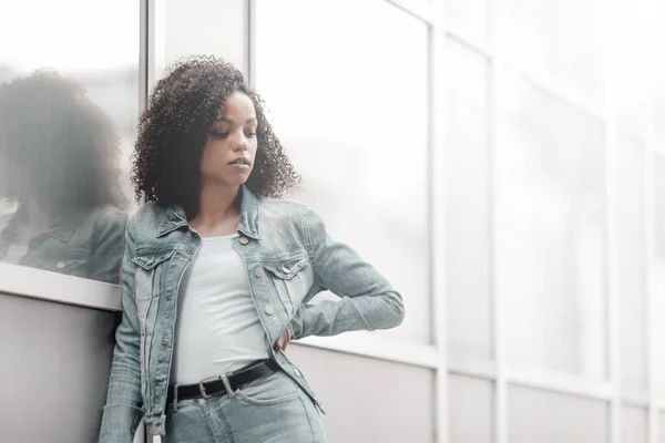 Mulatto Svart Lockig Tjej Gatan Solig Sommarstad Ung Kvinna Denim — Stockfoto