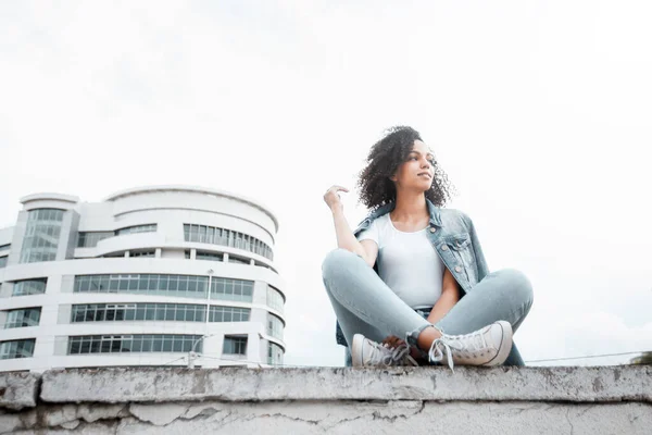 Denim Stijl Mulatto Meisje Portret Hipster Wandelen Zomerstad — Stockfoto