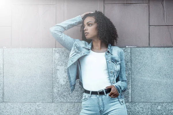 Retrato Menina Pele Escura Atraente Cidade Hipster Jovem Mulher Andando — Fotografia de Stock