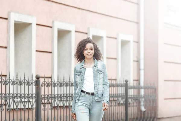 Svart Ung Söt Flicka Avkopplande Utomhus Gatuhipsterporträtt Walking Student Kvinna — Stockfoto