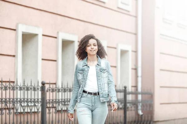 Mulattotjejporträtt Denimstil Hipster Promenader Sommarstaden — Stockfoto