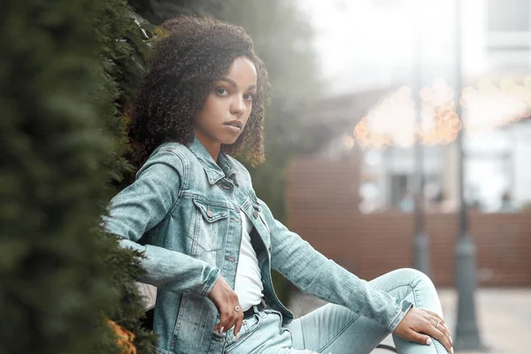 Mulatto Svart Lockig Tjej Gatan Solig Sommarstad Ung Kvinna Denim — Stockfoto