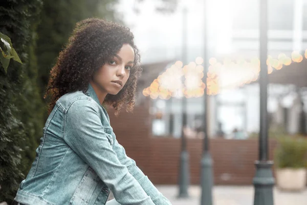 Preto Jovem Bonita Menina Relaxante Livre Retrato Hipster Rua Estudante — Fotografia de Stock