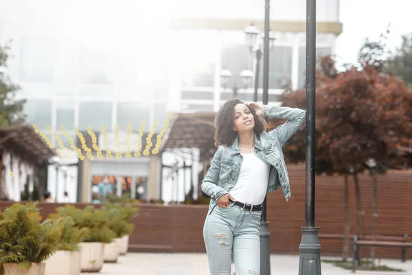 Mulatto Zwart Krullend Meisje Straat Zonnige Zomerstad Jonge Vrouw Denim — Stockfoto