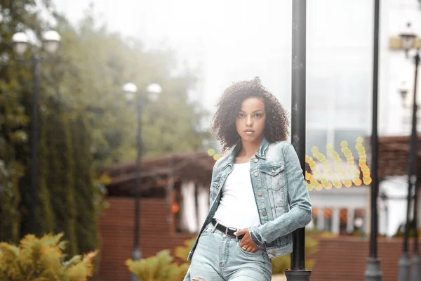 Aantrekkelijk Donker Huid Meisje Portret City Hipster Jonge Vrouw Lopen — Stockfoto