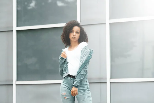 Retrato Menina Pele Escura Atraente Cidade Hipster Jovem Mulher Andando — Fotografia de Stock