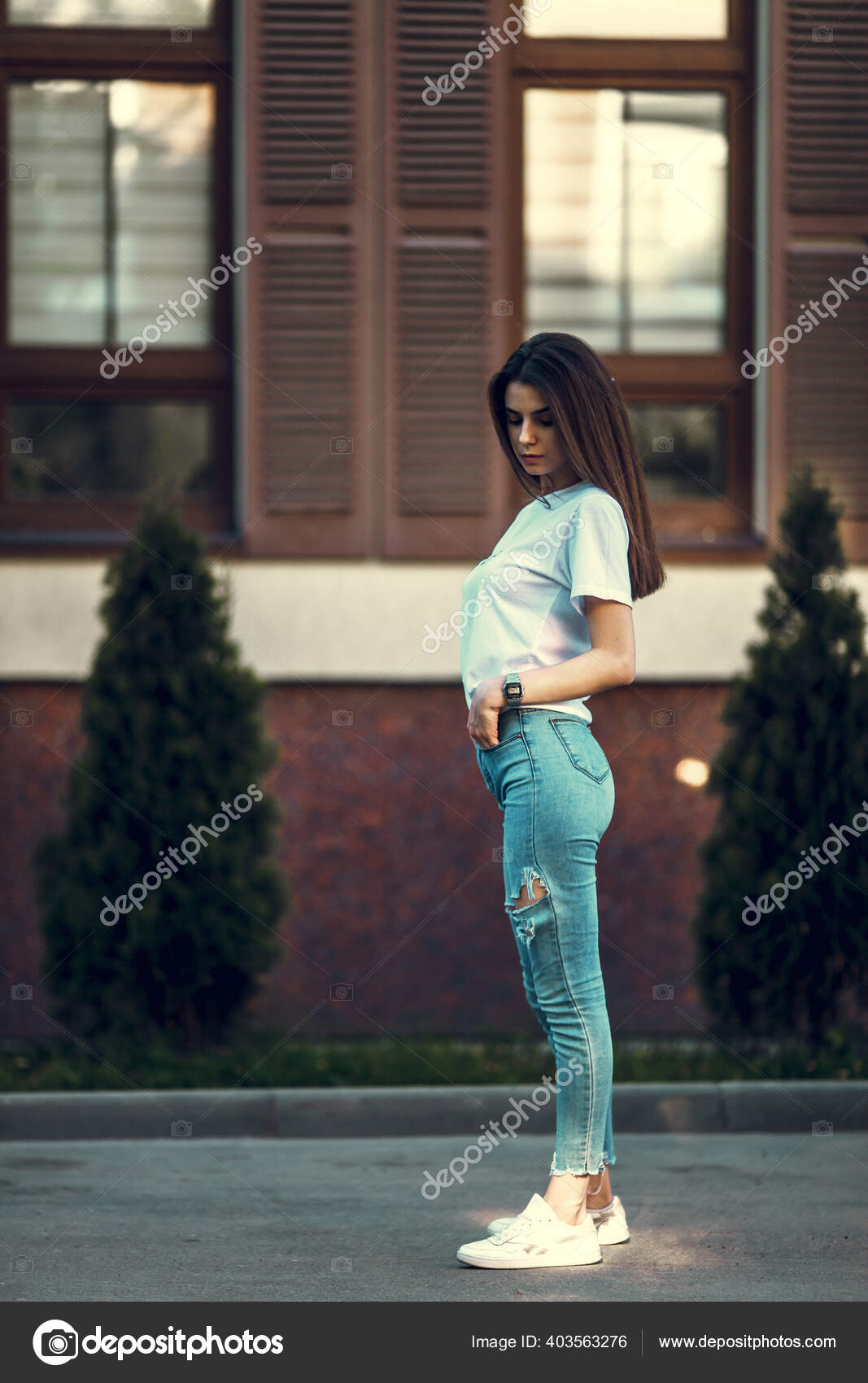 Retrato Mujer Moda Chica Joven Bastante Moda Calle Soleada Ciudad: fotografía de stock © VERSUSstudio #403563276