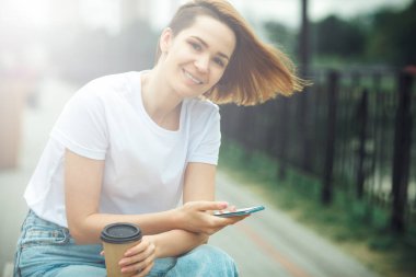 Yaz güneşli yaşam tarzı moda portresi. Genç, şık, hippi bir kadın sokakta yürüyor. Yaz giyimi tarzı eğilimi