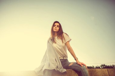 Moda kadını portresi. Genç, güzel, modaya uygun bir kız. Güneşli yaz şehri sokağı.