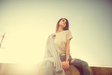 Şehir caddesinde güzel bir turist kız. Muhteşem genç model kadın, açık hava portresi. Modaya uygun kıyafetler.. 