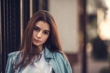 Hippi kız gündelik kıyafetleri. Summer City portresi. Genç turist kadın kasabada yürüyor.