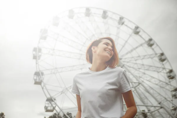 Stadsporträtt Fashionabel Vacker Ung Flicka Utomhus Avkopplande Trendig Kvinna Modell — Stockfoto