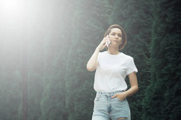 Ragazza Attraente Con Telefono Strada Ritratto Della Città Giovane Bella — Foto Stock