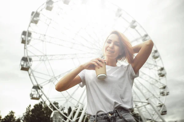 Een Jong Stadsmeisje Met Een Papieren Koffiekopje Aantrekkelijke Hipster Vrouw — Stockfoto