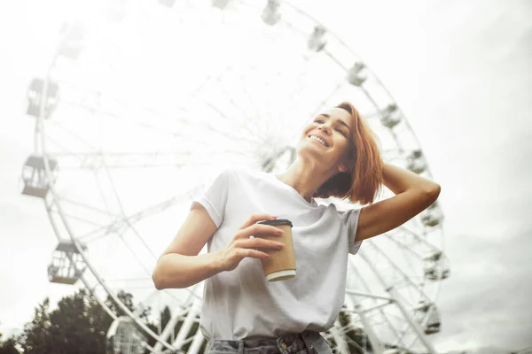 Mode Hipster Cool Tjej Koppla Stadens Gata Pensiv Kvinnlig Hipstermodell — Stockfoto