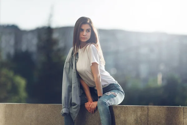 Hipster Meisje Casual Kleding Zomer Stadsportret Jonge Toeristische Vrouw Wandelt — Stockfoto